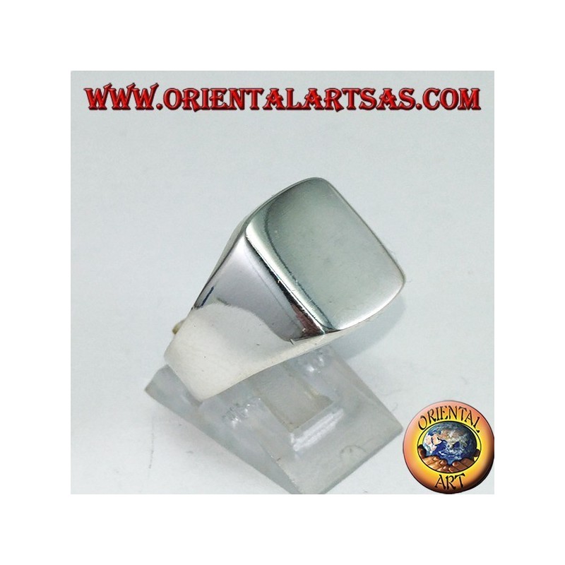 Anillo de plata con un escudo liso rectangular, grabado a petición