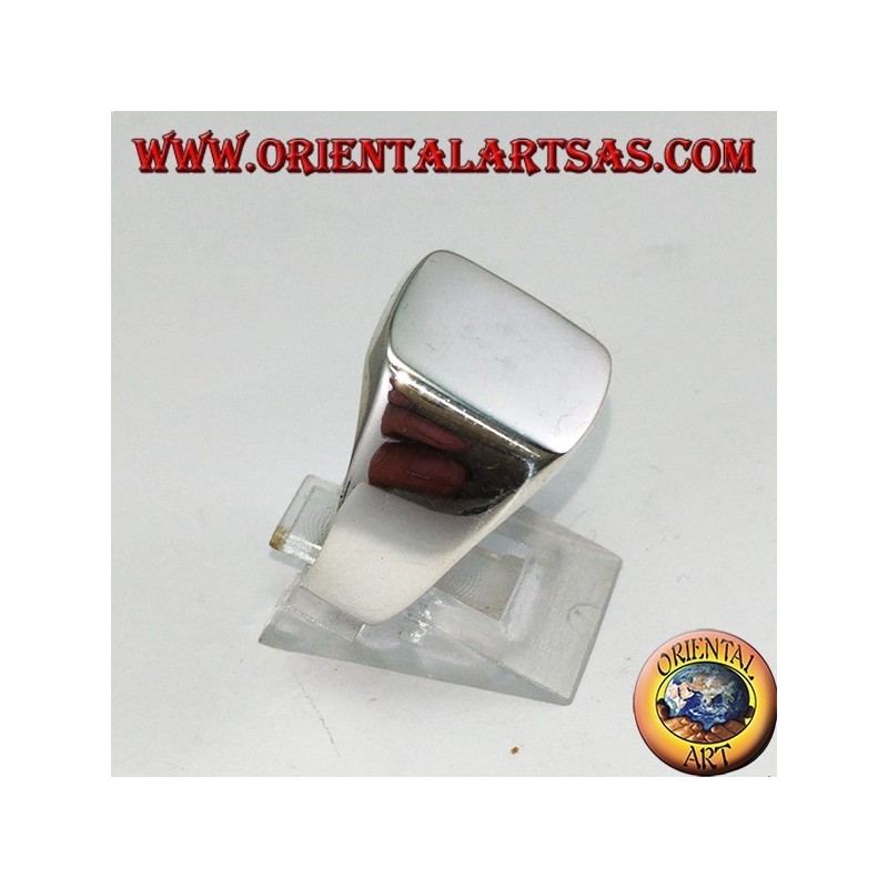Anillo de plata con un escudo liso rectangular, grabado a petición