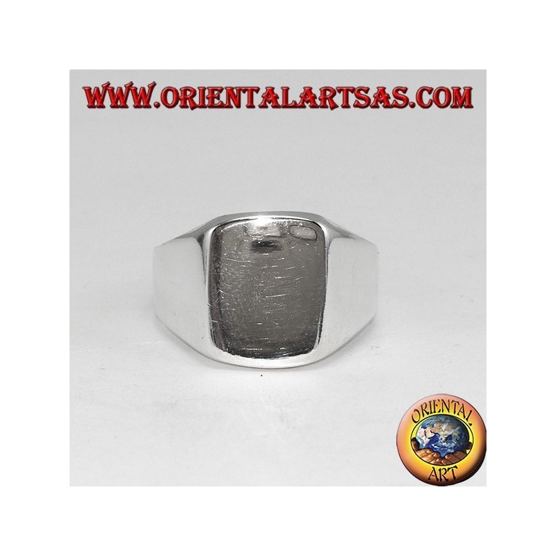 Anillo de plata con un escudo liso rectangular, grabado a petición