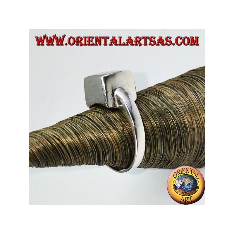 Silberner Ring im glatten Würfel