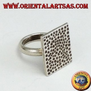 Anillo de plata con placa rectangular martillada a mano