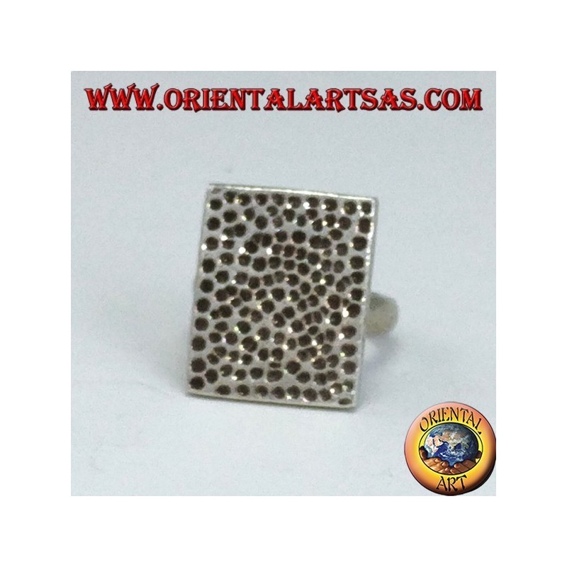 Bague en argent avec plaque rectangulaire martelée à la main