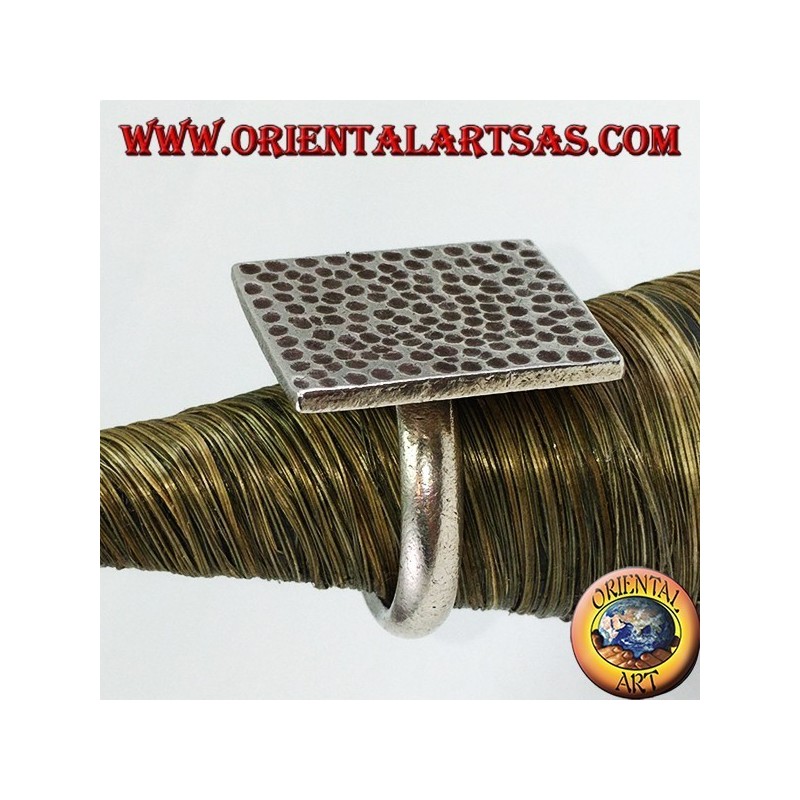 Bague en argent avec plaque rectangulaire martelée à la main