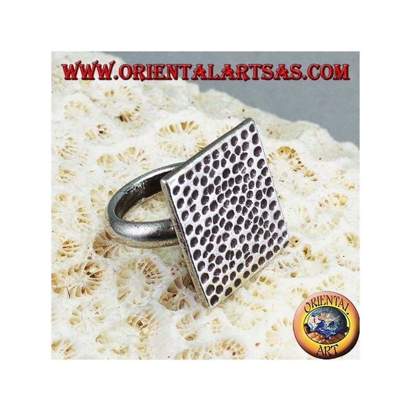 Anillo de plata con placa rectangular martillada a mano