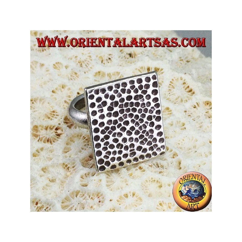 Anillo de plata con placa rectangular martillada a mano