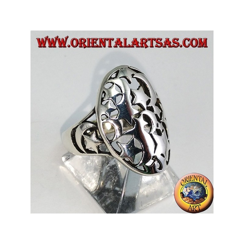 Anillo ovalado de plata, perforado con estrellas y lunas