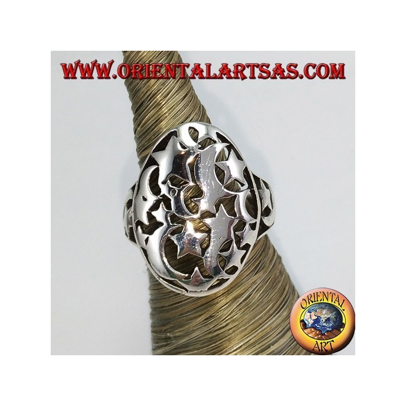 Anillo ovalado de plata, perforado con estrellas y lunas