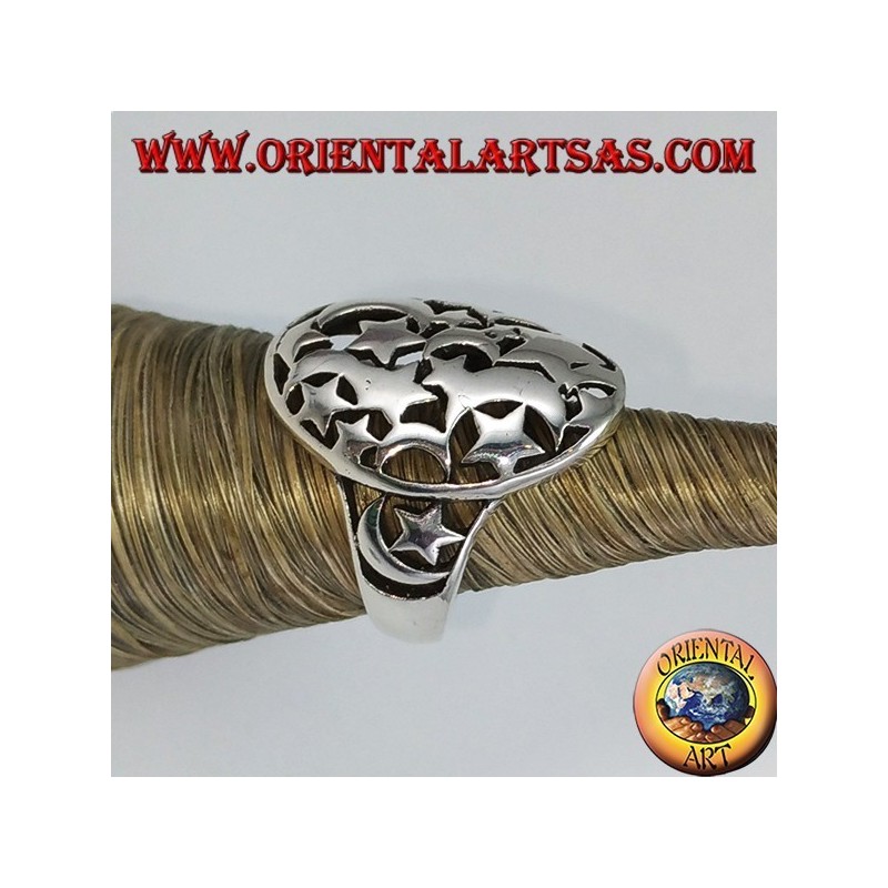 Anillo ovalado de plata, perforado con estrellas y lunas