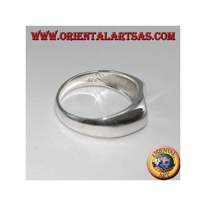 Bague en argent avec un bouclier ovale de traverse concave