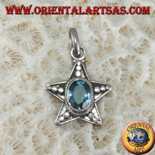 Colgante estrella de plata con topacio azul ovalado