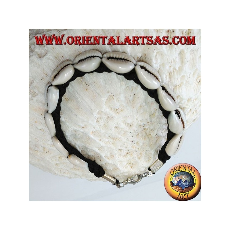 Pulsera de conchas de caupi carea con cierre de metal analergico