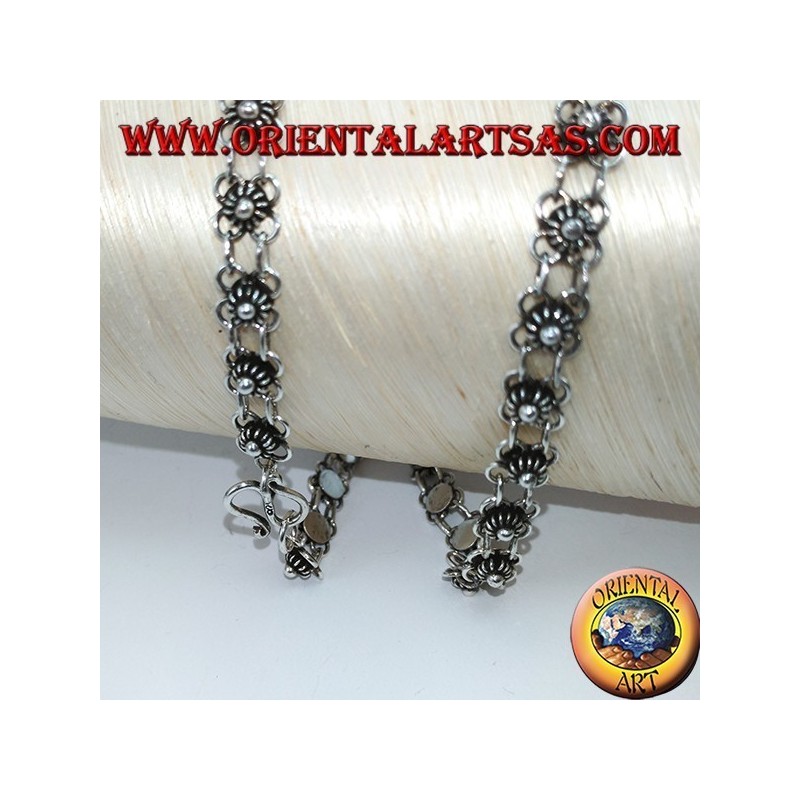 Collar de plata con flores pequeñas (girogola)