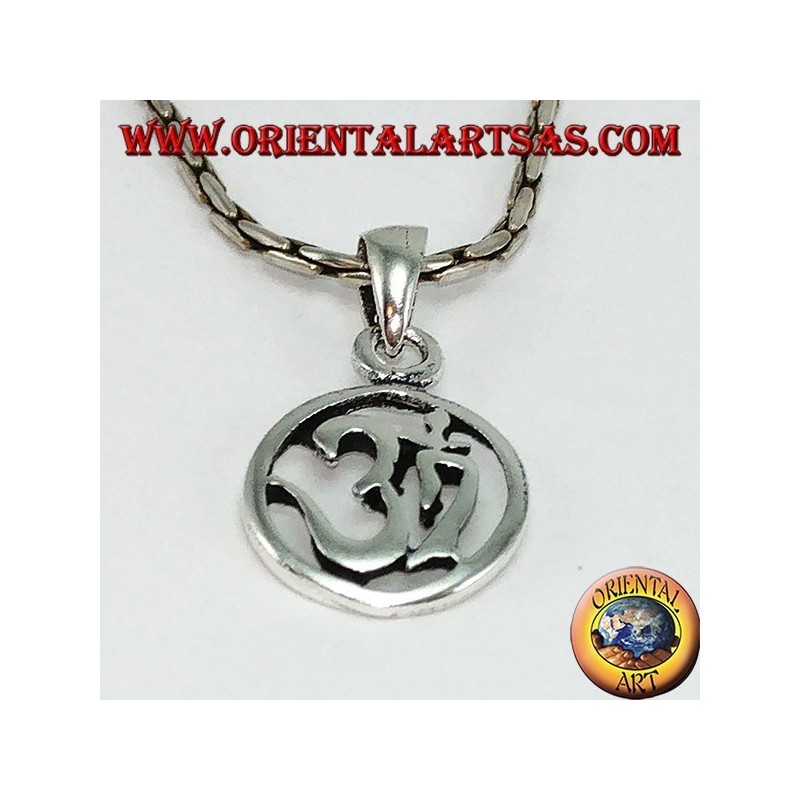 Colgante medallón de plata con Oṁ Óm y Aum tallados (sílaba sagrada)