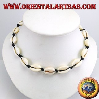 Chokerhalskette aus Kaurimuscheln mit Kette und Karabiner (verstellbar)