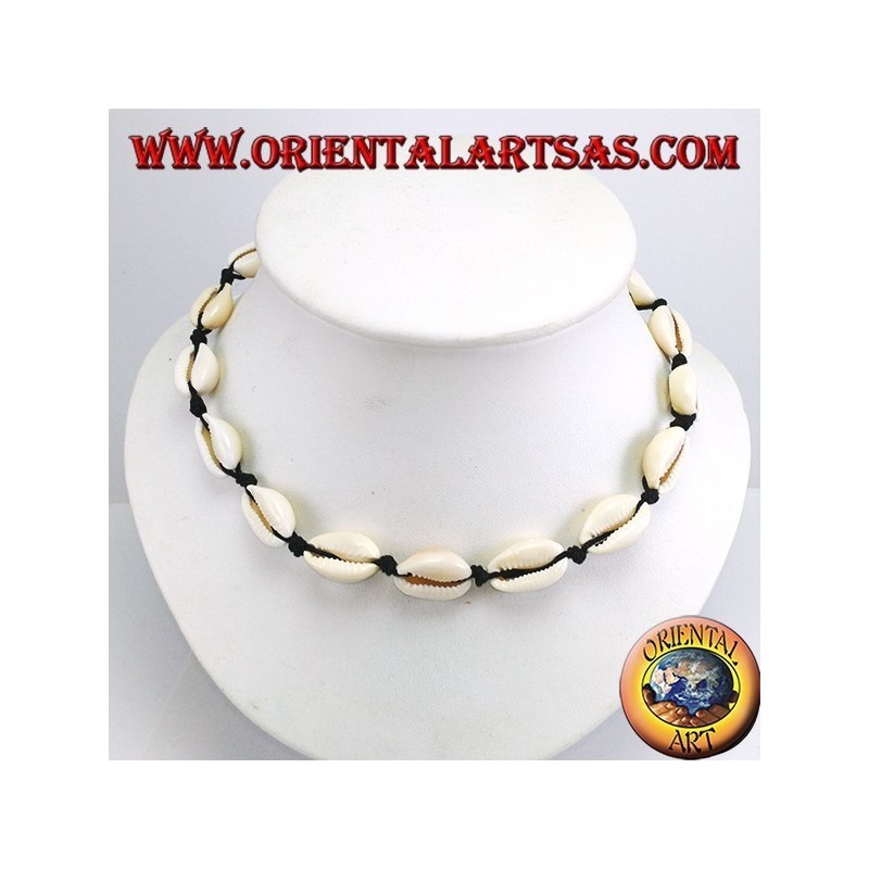 Chokerhalskette aus Kaurimuscheln mit Kette und Karabiner (verstellbar)