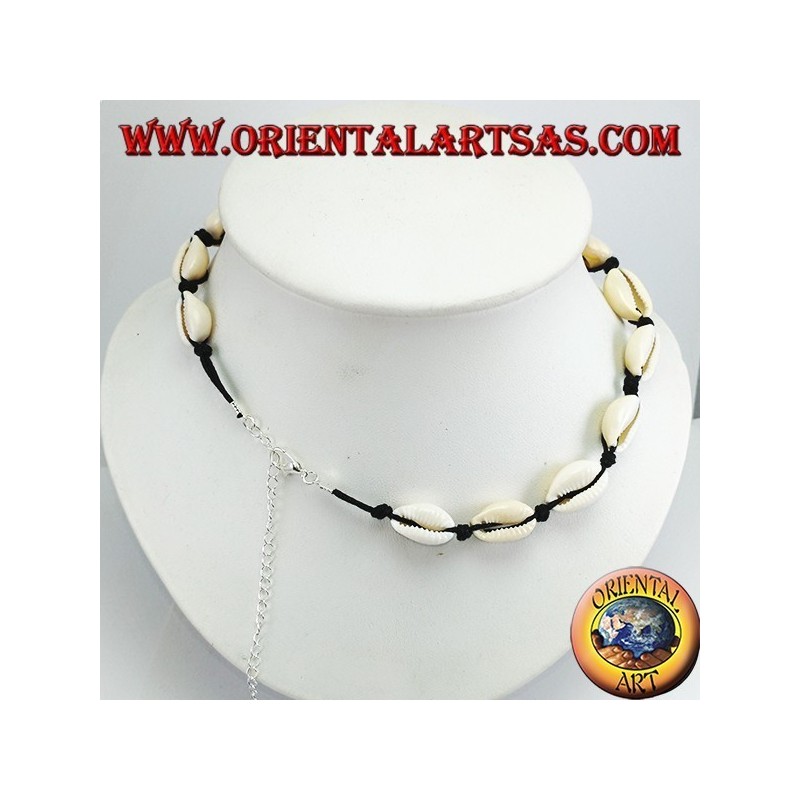 Chokerhalskette aus Kaurimuscheln mit Kette und Karabiner (verstellbar)