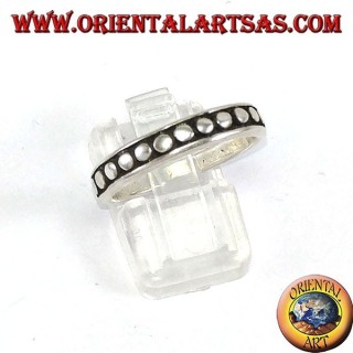 Silberner Ring mit Punkten