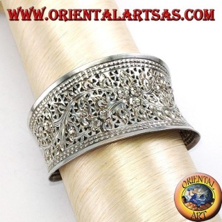 Wide silver bracelet, hand chiselled with floral motifs (concave)
