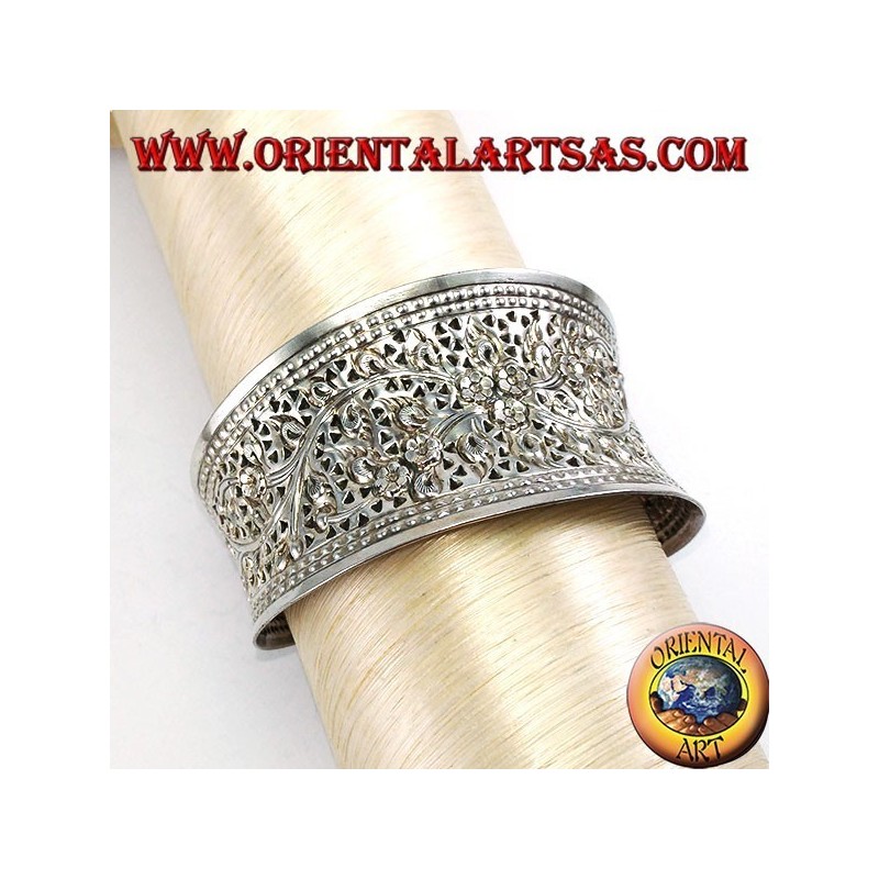 Wide silver bracelet, hand chiselled with floral motifs (concave)