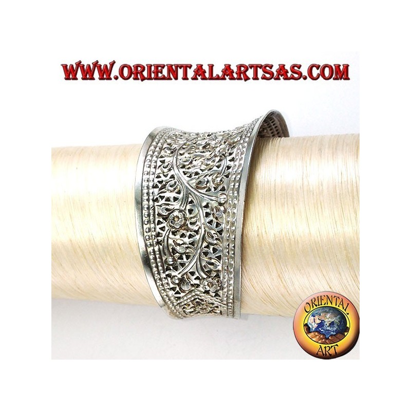 Bracciale in argento largo, cesellato a mano con motivi floreali (concavo)
