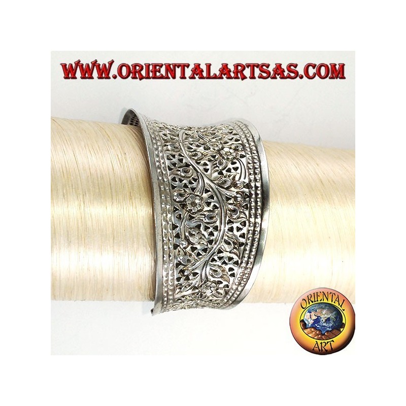 Bracciale in argento largo, cesellato a mano con motivi floreali (concavo)