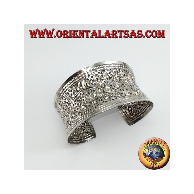 Wide silver bracelet, hand chiselled with floral motifs (concave)