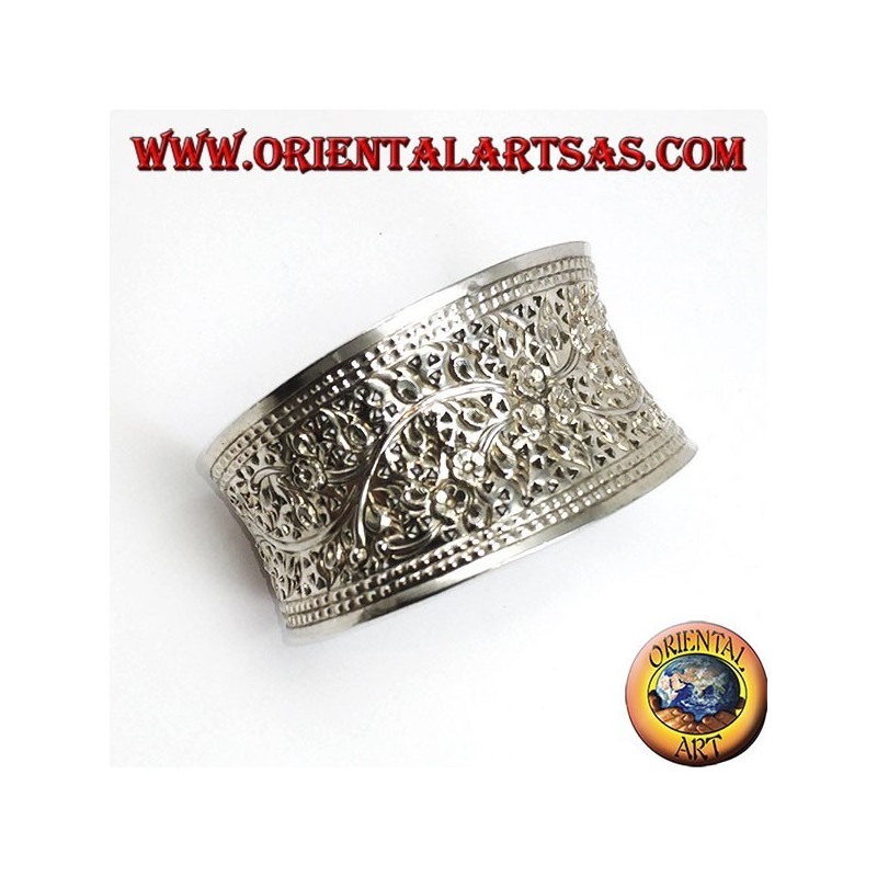Breites silbernes Armband, handbemeißelt mit floralen Motiven (konkav)