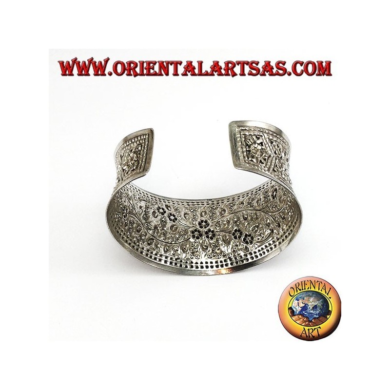 Wide silver bracelet, hand chiselled with floral motifs (concave)