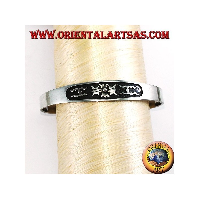 Bracelet manchette en argent avec une sculpture centrale en bas-relief