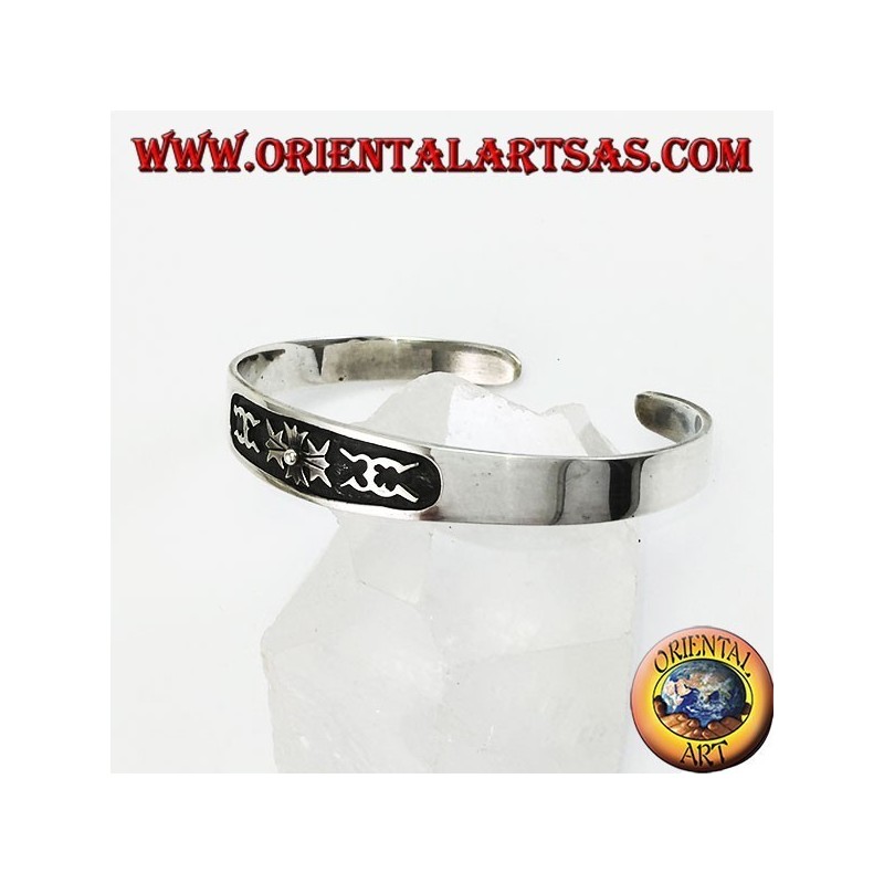 Bracelet manchette en argent avec une sculpture centrale en bas-relief