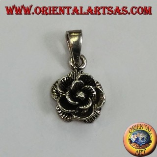 Pendentif en argent sous la forme d'une fleur rose