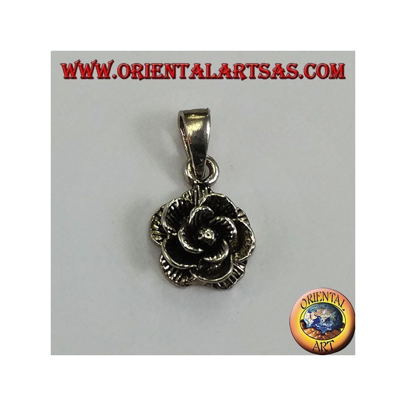 Pendentif en argent sous la forme d'une fleur rose