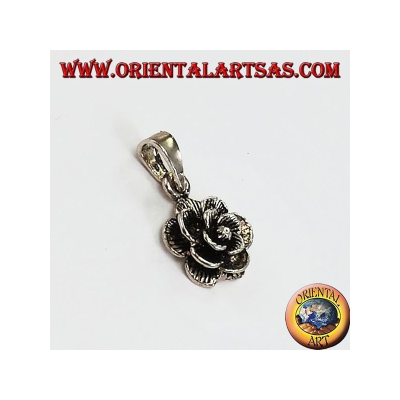 Pendentif en argent sous la forme d'une fleur rose