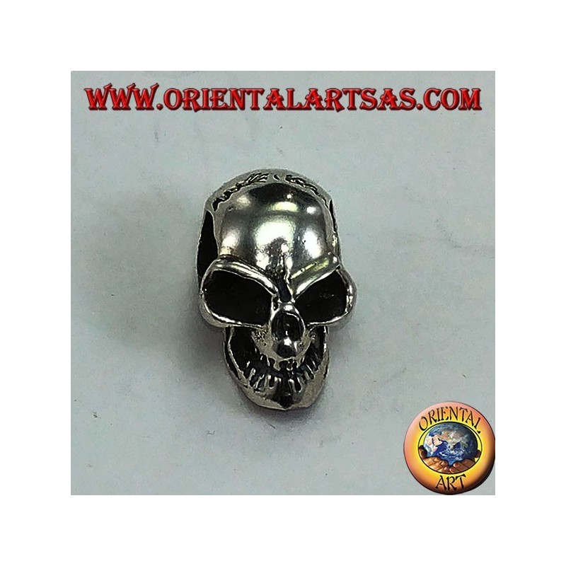 Cráneo colgante de plata con una calavera perforada