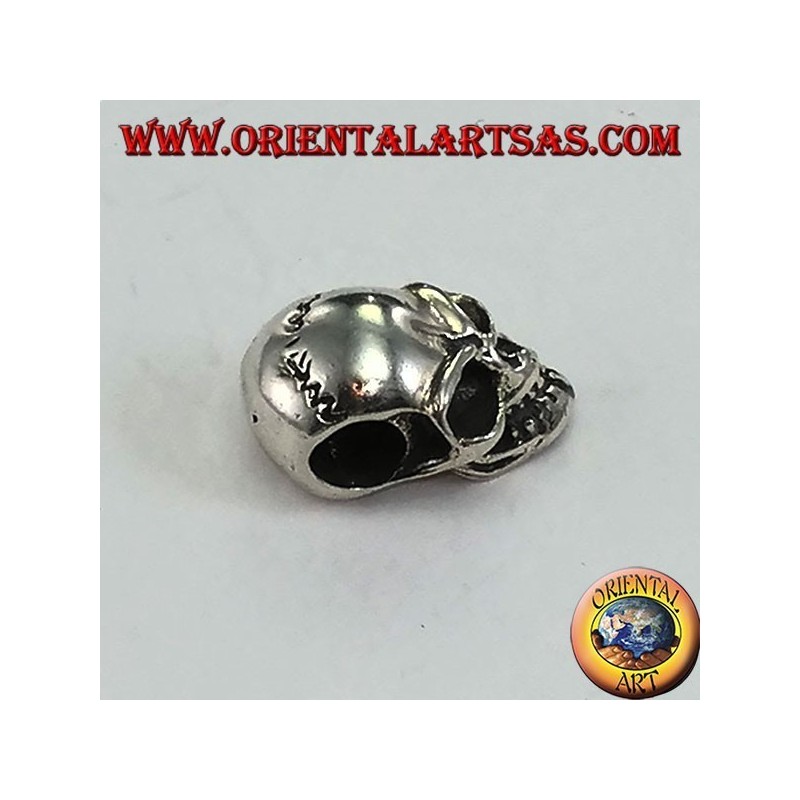 Cráneo colgante de plata con una calavera perforada
