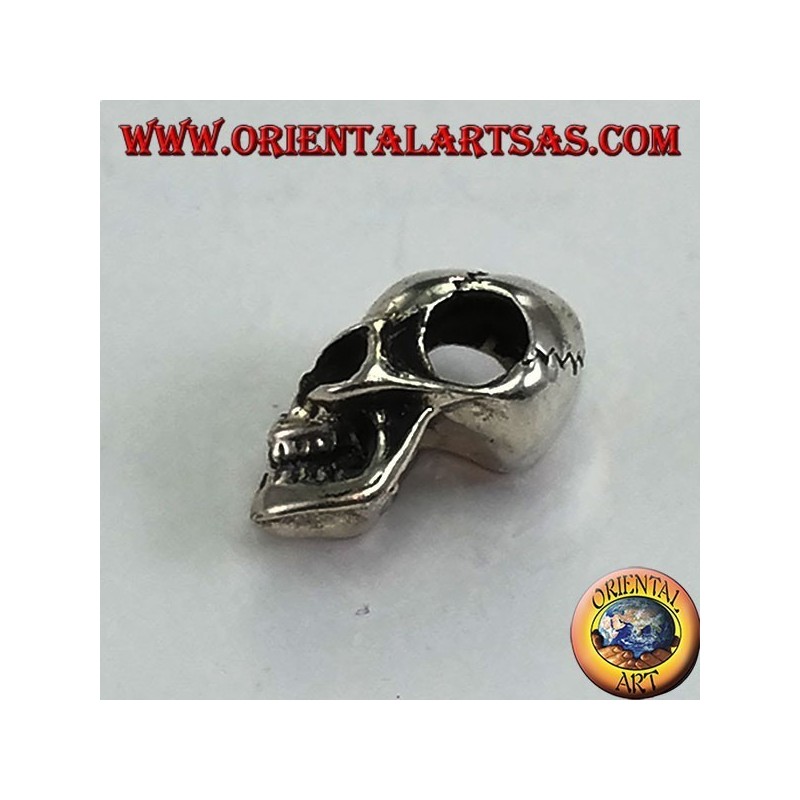 Pendentif en argent avec un crâne perforé