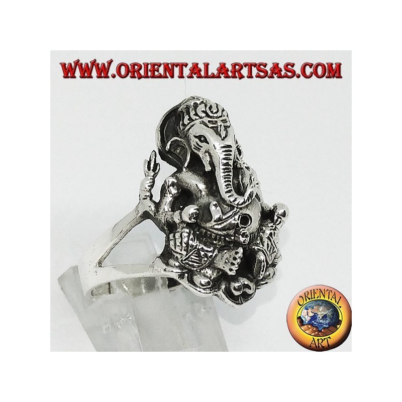 Bague en argent avec Ganesh assis sur la fleur de lotus
