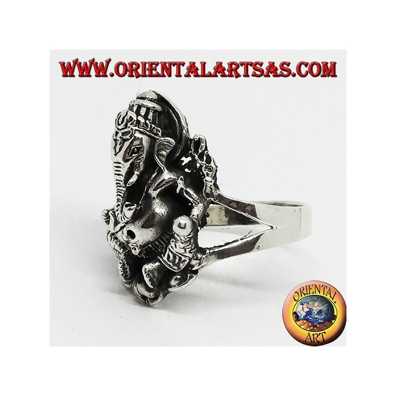 Bague en argent avec Ganesh assis sur la fleur de lotus