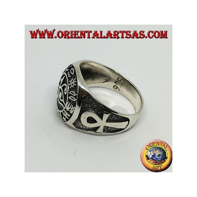 Anello in argento, occhio di Horus contornata da  geroglifici ed ank sui lati