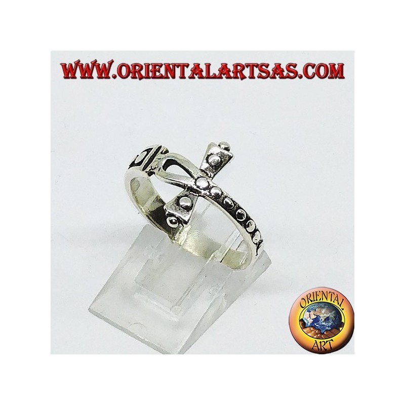 Anillo de plata, con ankh de cruz tachonada.