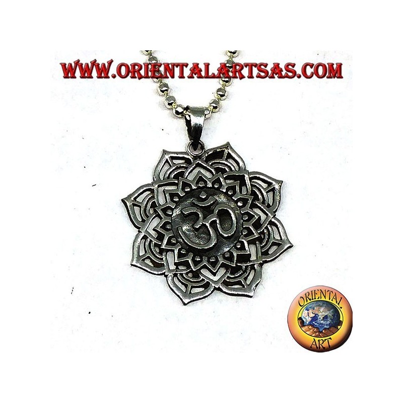 Pendentif en argent avec syllabe sacrée Auṃ ou Oṃ sur la fleur de lotus
