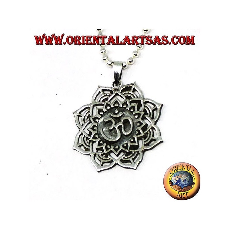 Ciondolo in argento con Auṃ or Oṃ sillaba sacra sul o Fiore di loto