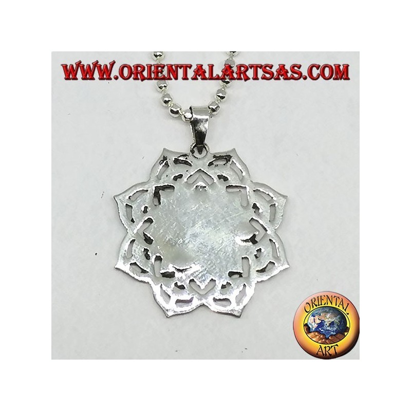 Pendentif en argent avec syllabe sacrée Auṃ ou Oṃ sur la fleur de lotus
