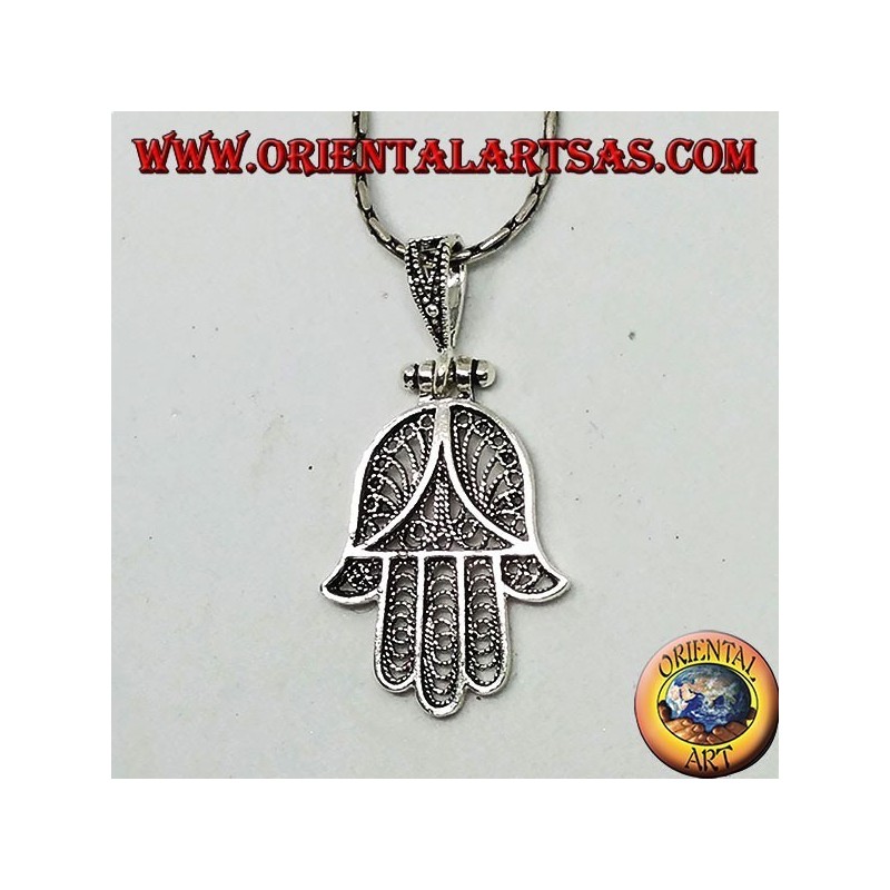 Pendentif dans les mains de Fatima ou Miriam Hamsa en filigrane