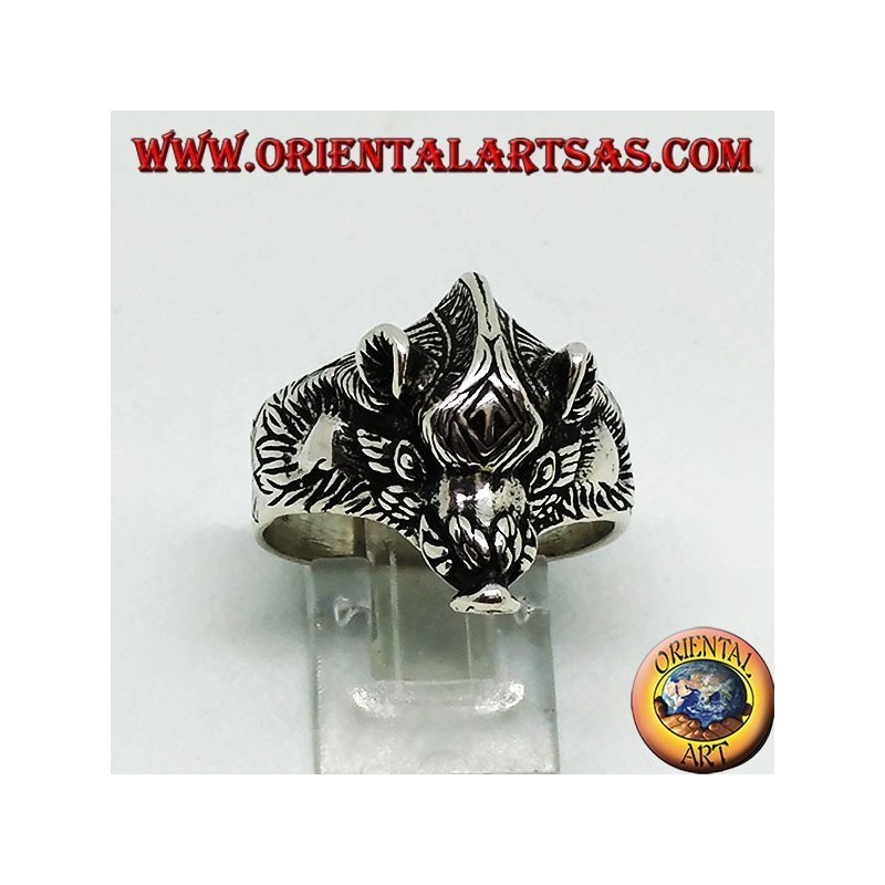 Anillo de plata con cabeza de jabalí.