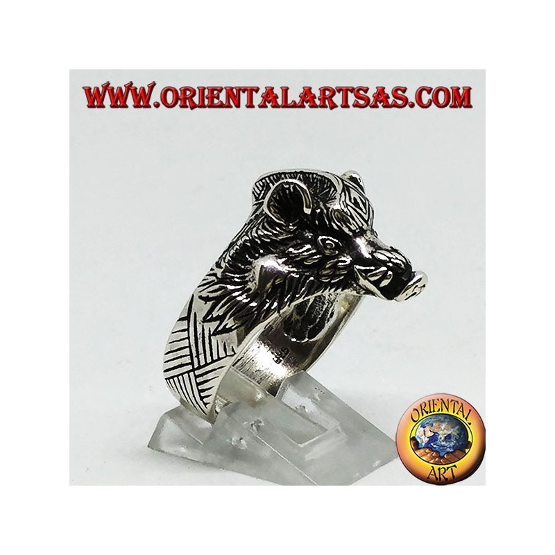 Anillo de plata con cabeza de jabalí.