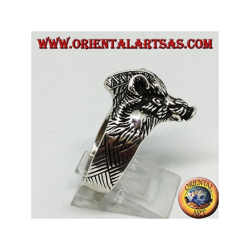 Bague en argent avec une tête de sanglier