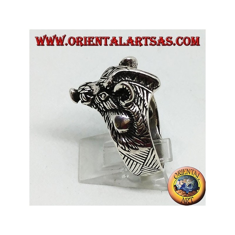 Anillo de plata con cabeza de jabalí.