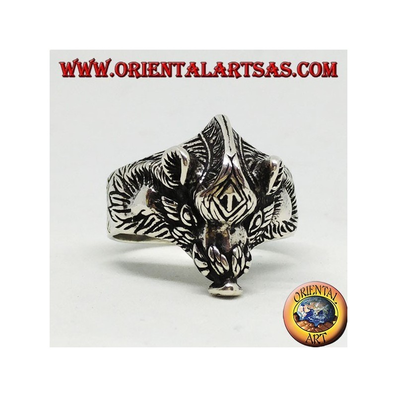 Silberner Ring mit einem Eberkopf