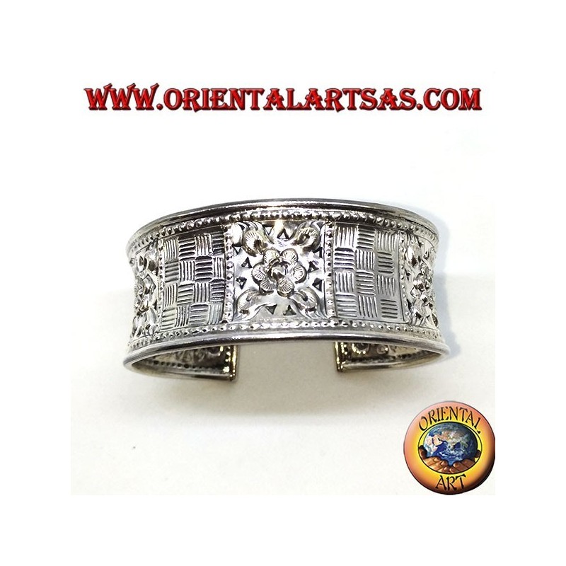 Pulsera de plata ancha cincelada a mano con motivos florales cuadrados.